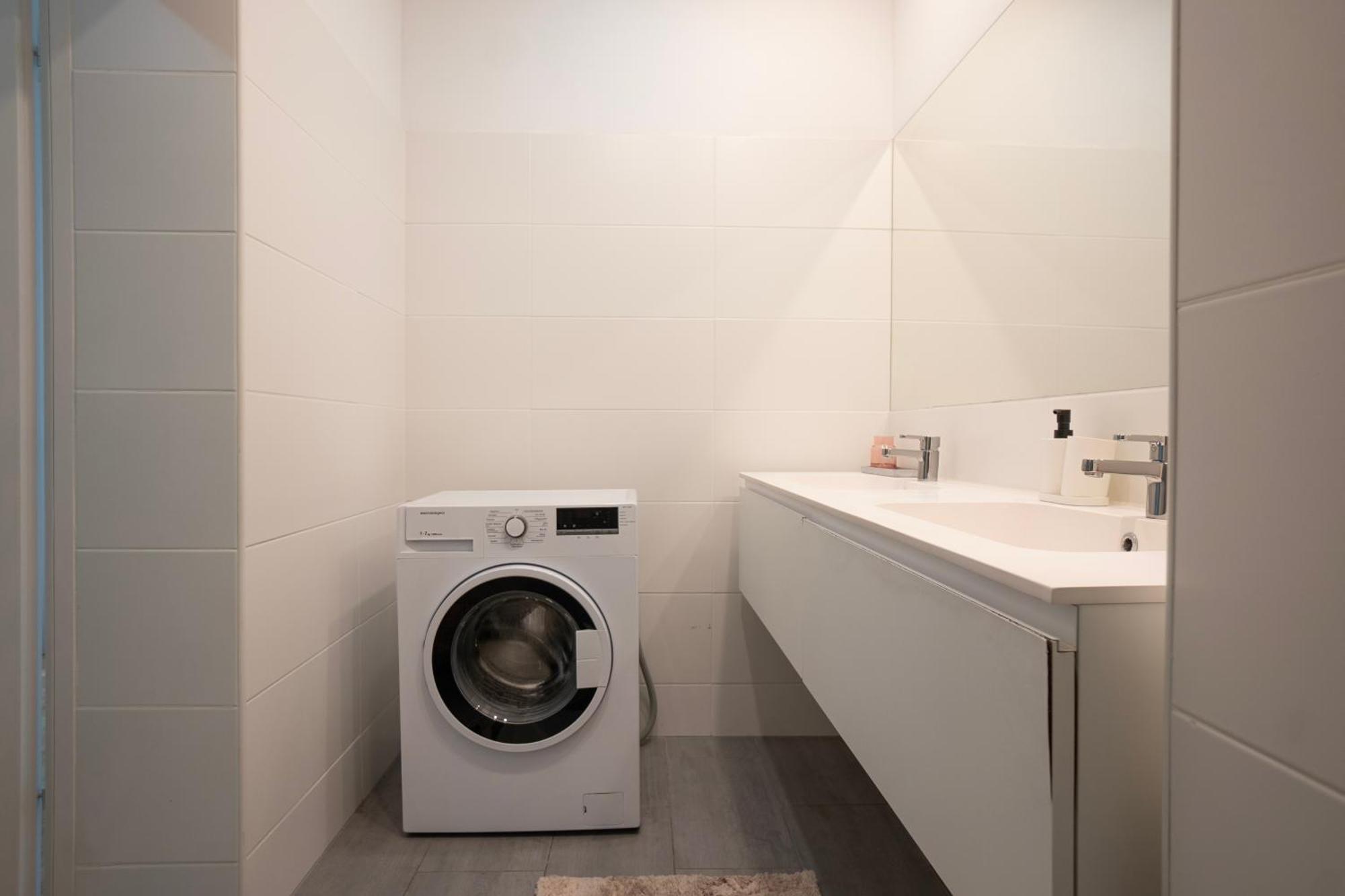 Charming 2-Room Apartment With Balcony, 15 Min To Center Wien Eksteriør bilde