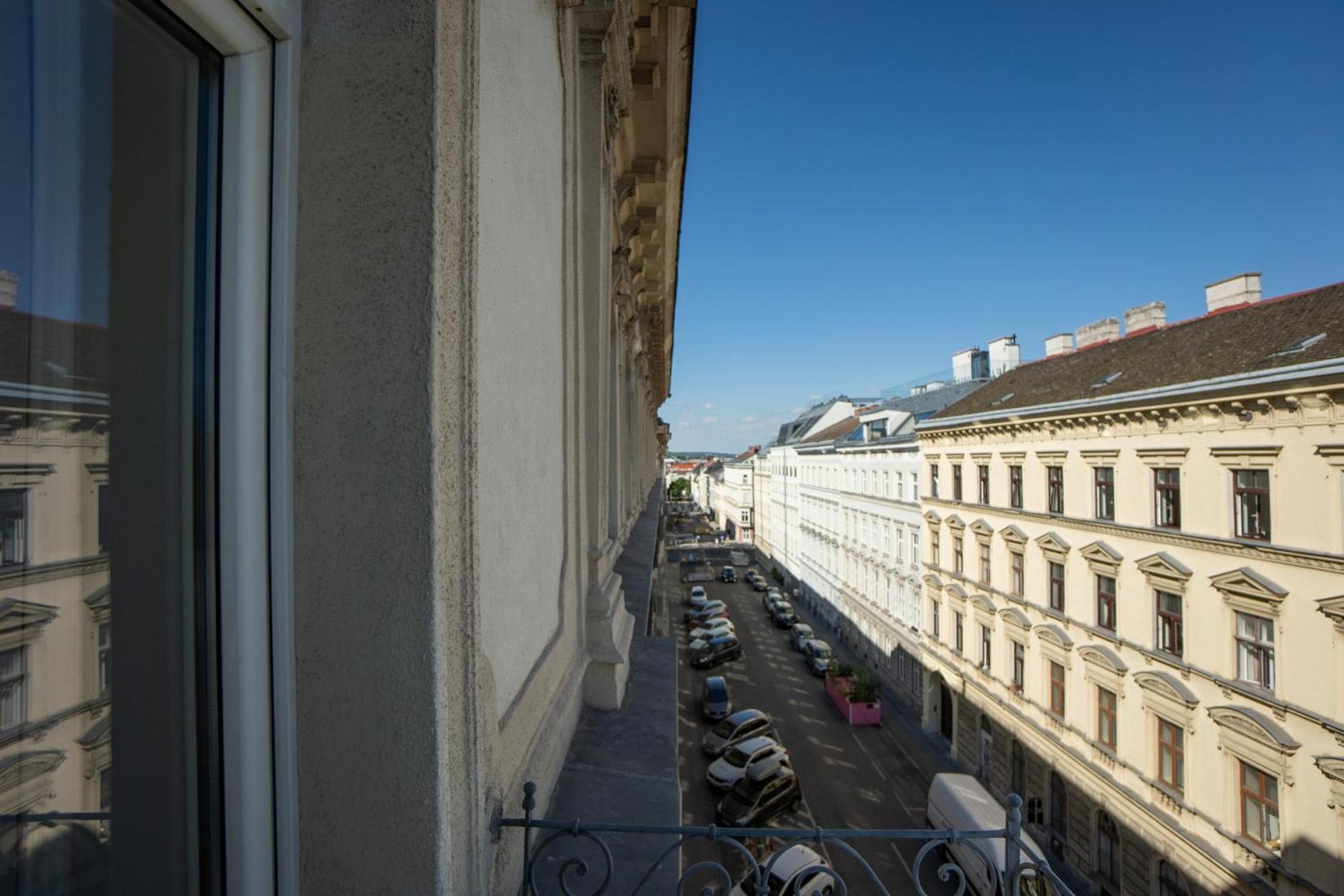 Charming 2-Room Apartment With Balcony, 15 Min To Center Wien Eksteriør bilde